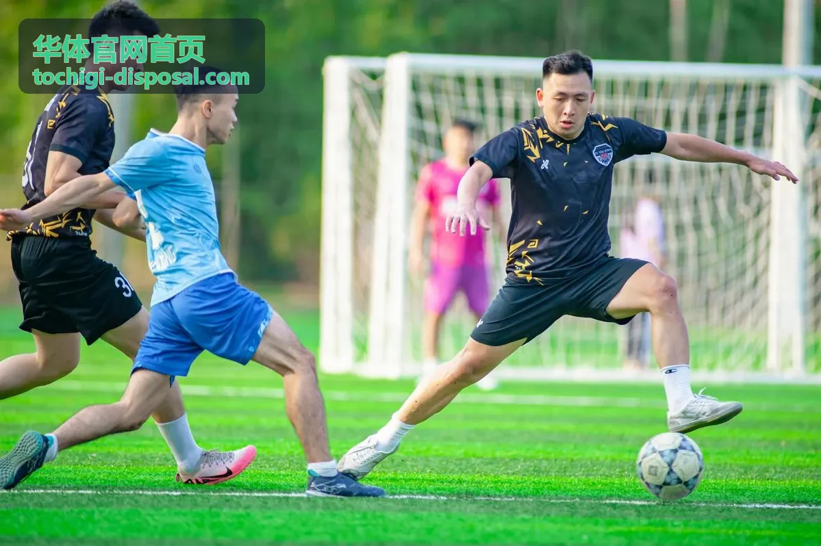 华体场馆运营人员在前台进行会员接待与票务核销